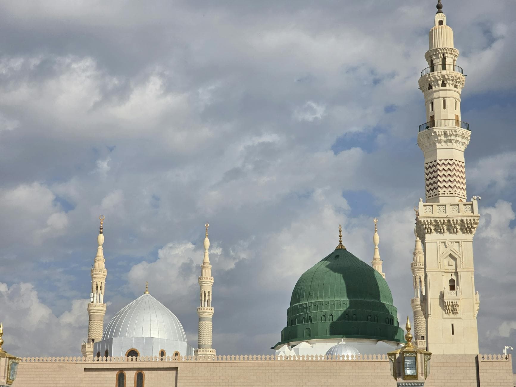 Photo by Abdulbasit Bilici on Pexels Stunning view of Prophet's Mosque showcasing the iconic Green Dome against cloudy skies.